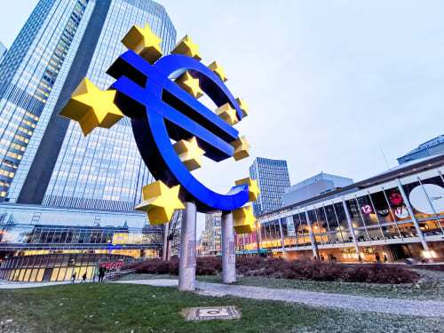 유럽중앙은행(ECB)는 19일(현지시간) 공개한 지난 4월 13~14일 통화정책 회의 의사록에서 "일부 위원들은 중기적으로 물가 안정을 달성하겠다는 위원회의 결의를 보여주기 위해 과도한 지체 없이 행동하는 것이 중요하다"라고 판단했다. 사진=셔터스톡