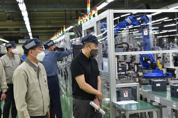 구자은 LS그룹 회장(오른쪽)이 LS일렉트릭 천안사업장에서 산업용 인버터 자동생산라인을 살펴보고 있다.