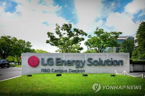 LG에너지솔루션은 7일 올 1분기 영업이익이 지난해보다 24% 급감했다고 밝혔다. 사진=연합뉴스
