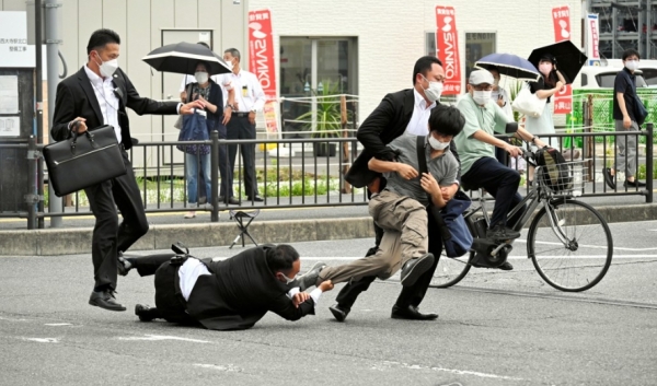 일본 나라현에서 아베 신조 전 총리를 총기로 저격한 남성이 범행 직후 경호원들에게 제압당하고 있다. 아베 전 총리를 사망케 한 용의자 야마가미 데쓰야는 전직 해상자위대원으로 3년간 장교로 복무하다 2006년 전역한 것으로 알려졌다. 사진=로이터/연합