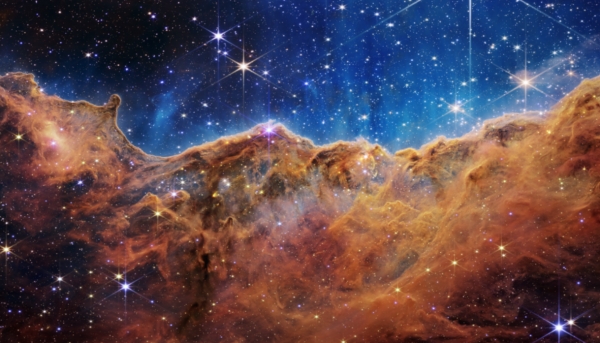 미국 항공우주국(NASA)은 12일(현지시간) 메릴랜드주 고다드 우주센터에서 웹 망원경이 포착한 영롱한 보석 빛깔의 풀컬러 고해상도 우주 사진과 분광 분석 자료를 공식 발표했다. 사진=NASA 홈페이지