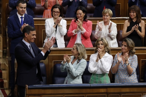 페드로 산체스 스페인 총리(왼쪽)가 12일 의회 연설에서 의원들을 박수를 받고 있다. 사진출처 EPA=연합뉴스