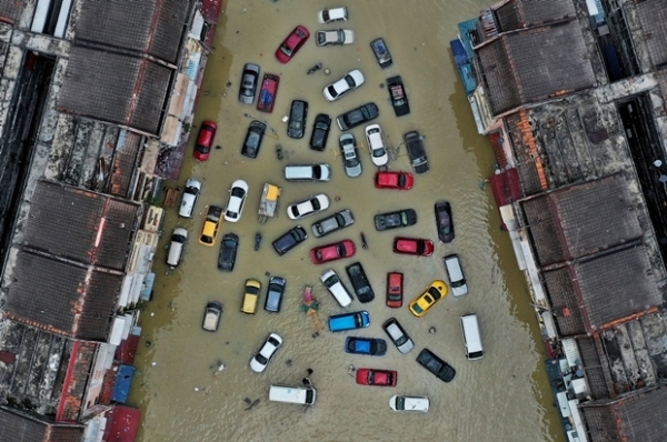 지난해 말레이시아에 쏟아진 대홍수로 물에 잠겨버린 차량 모습. 사진=연합뉴스