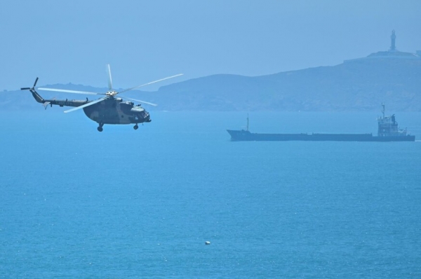 중국군 헬리콥터가 4일 대만과 마주한 푸젠성 앞바다를 날고 있다. 사진=연합뉴스<br>