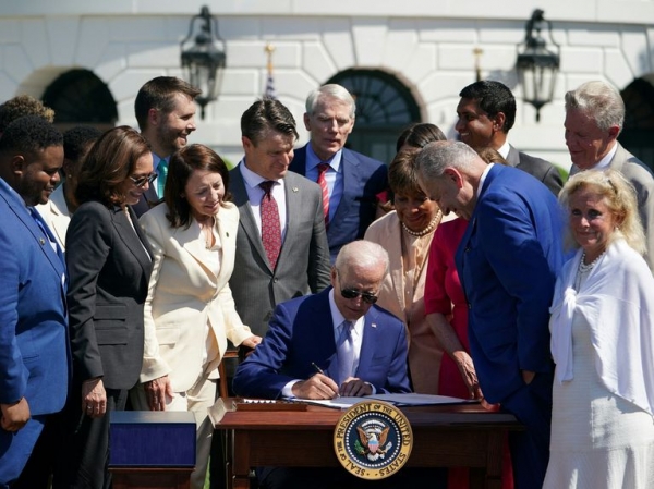 바이든 미국 대통령은 9일(현지시간) 백악관 남쪽 잔디밭에서 '반도체산업 육성법'에 서명했다. 사진=AFP/게티이미지