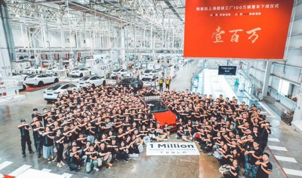 테슬라는 중국 상하이 공장에서 100만번째 전기차 생산을 축했다. 사진=트위터