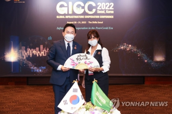 원희룡 국토교통부 장관이 지난 30일 서울 중구 신라호텔에서 열린 '2022 글로벌 인프라 협력 콘퍼런스'(GICC)에서 마나르 알모니프 사우디 NEOM CIO(부사장)와 기념 촬영하고 있다. 사진=연합뉴스