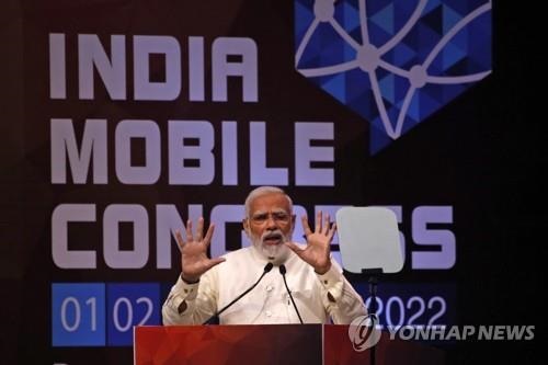 나렌드라 모디 인도 총리가 1일 인도 뉴델리에서 열린 5세대 이동통신(5G) 서비스 개통 행사에서 상용화 국가 합류를 선언했다. 사진=AP연합뉴스)