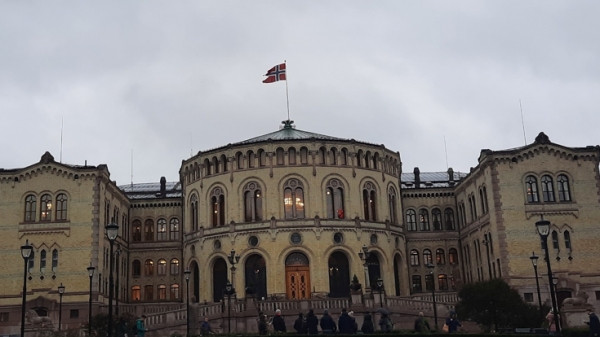 노르웨이 의회에 국기가 휘날리고 있다. 사진=이철규 통신원