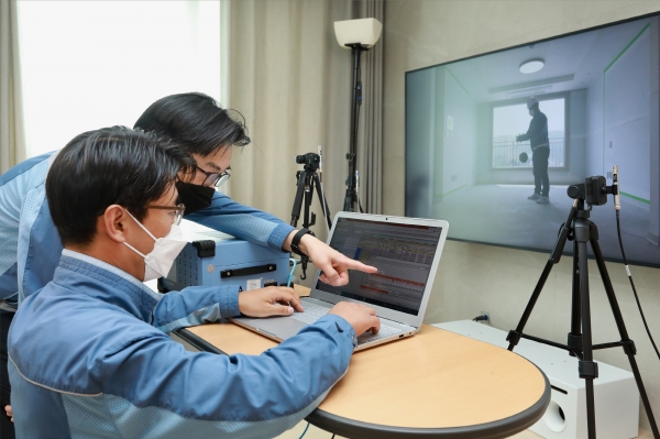 층간소음 전문 연구소 ‘고요안랩’에서 성능검사를 하는 모습. 사진제공=삼성물산