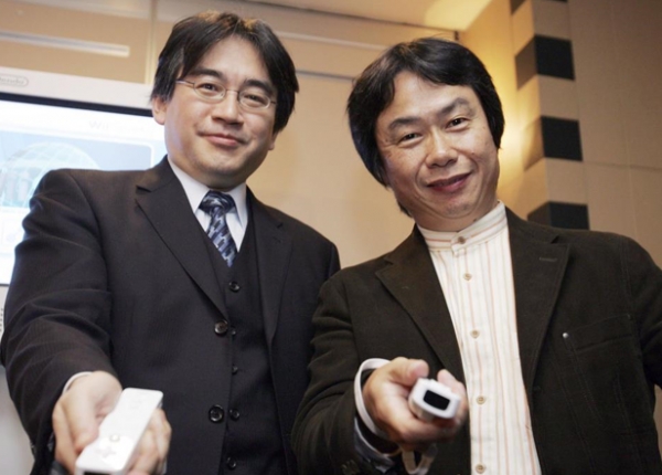 마리오의 아버지 미야모토 시게루(오른쪽)와 마더의 메인 개발자 이와타 사토루. 이 두명은 포켓몬의 탄생에 지대한 공헌을 했다. 사진=유튜브 캡처