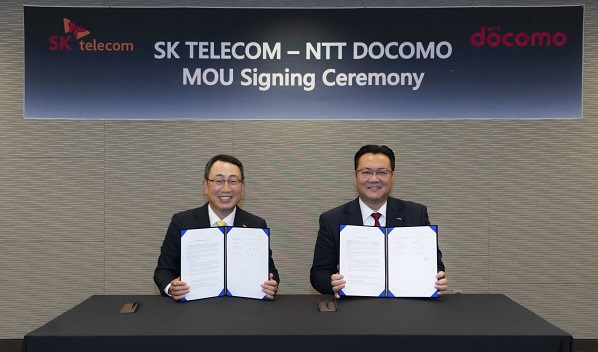 유영상 SKT 사장(왼쪽)과 이이 모토유키 NTT도코모 사장이 ICT 사업 협력을 위한 업무 협약(MOU)을 체결했다.