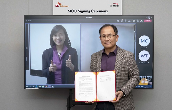 하민용 SKT 최고사업개발책임자(CDO, 오른쪽)가 아나 입(Anna Yip) 싱텔 고객 담당 CEO와  영상회의를 통해 메타버스 사업을 공동 추진하기 위한 업무협약(MOU)을 체결했다.