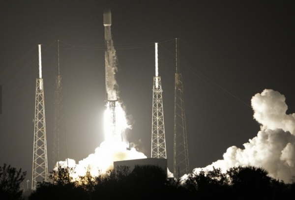 아이스페이스 '하쿠토-R' 미션1 착륙선이 탑재된 스페이스X의 팰컨9 로켓은 11일 오전 2시38분(현지시간) 께 미국 플로리다주 케이프커내버럴 우주군 기지에서 발사돼 우주를 향해 날아올랐다. 사진=마이니치