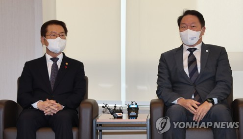 이정식 고용노동부 장관(왼쪽)과 최태원 회장이 만나고 있다. 사진=연합뉴스