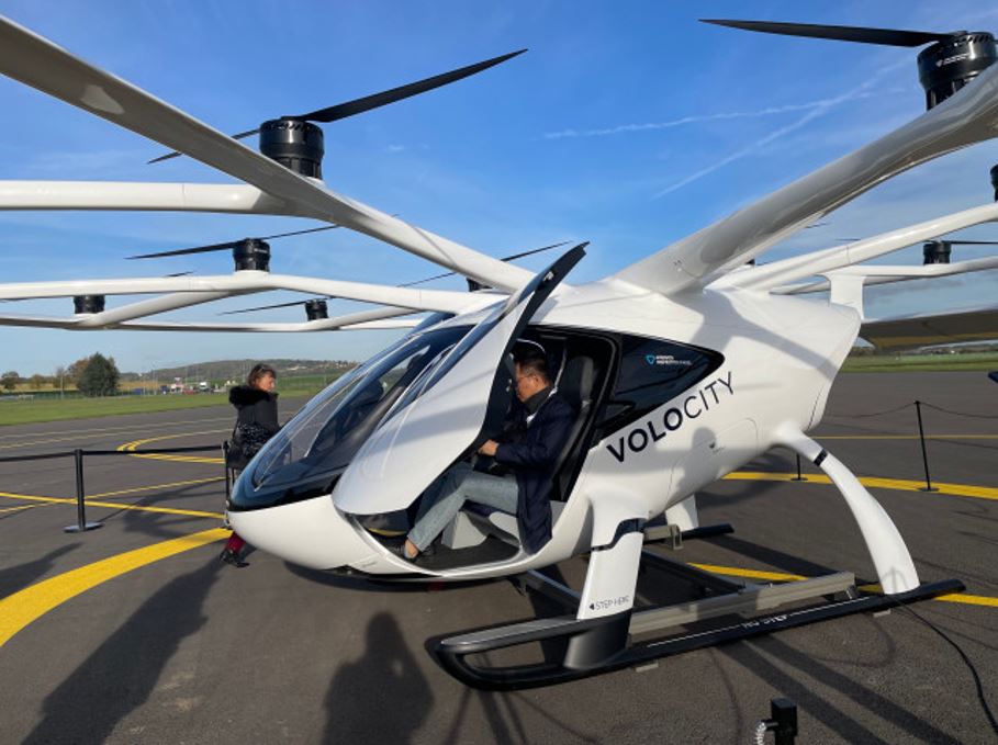 롯데건설 관계자가 볼로콥터사가 개발한 수직이착륙기 ‘볼로시티’를 탑승하여 실내를 체험하고 있는 모습. 사진제공=롯데건설