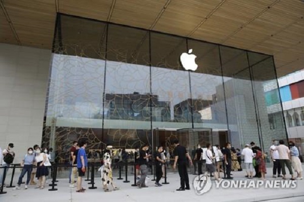 중국 정부의 위드 코로나 정책이 애플에는 상당한 불확실성을 야기한다는 경고가 나왔다. 사진=연합뉴스