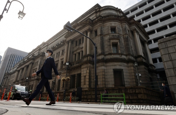 일본은행은 23일 은행 등 금융기관에 국채와 회사채 등을 담보로 받는 조건으로 1조 엔 규모의 자금을 대출했다. 사진=로이터/연합