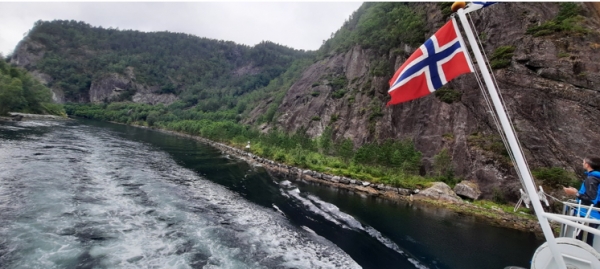 노르웨이 서부 송내 피요르드(Fjord)변 페리에서 노르웨이 국기가 휘날리고 있다. 노르웨이 서부 피요르드에서 이어지는 북해 대륙붕을 따라 원유, 천연가스가 매장돼 있다. 사진: 이철규 통신원