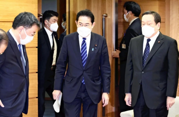 기시다 후미오 일본 총리는 10일 오후 관계 각료와 협의를 거쳐 마스크 착용 방침을 확정했다. 일본에서 코로나19가 확산한 지 3년여 만에 일상생활에서 대부분 마스크를 벗고 지낼 수 있게 됐다. 사진=요미우리