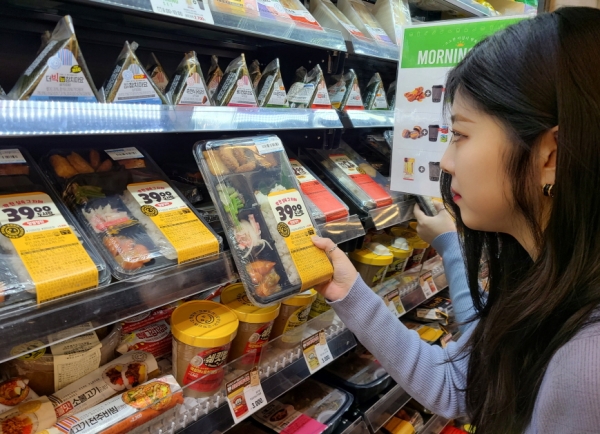 성수동에 위치한 이마트24 매장에서 고객이 '39도시락' 상품을 살펴보고 있다. 사진제공=이마트24
