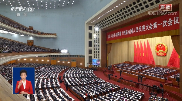 리커창(李克强) 중국 국무원 총리는 지난 주말 베이징 인민대회당에서 열린 전국인민대표대회(전인대) 제14기 1차 회의 개막식에서 정부 업무보고를 통해 올해 GDP 성장률 목표를' 5% 안팎'으로 제시했다. 사진=중국 CCTV
