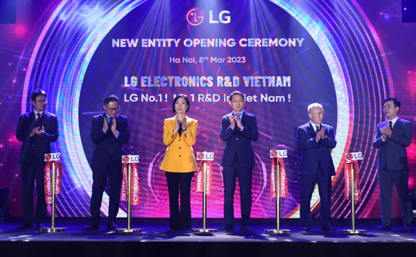 (사진 왼쪽 두 번째부터)LG전자 베트남 R&D법인장 정승민 책임, 주베트남 대한민국 대사관 오영주 대사, LG전자 VS연구소장 이상용 전무가 ‘LG전자 베트남 R&D법인 개소식’을 진행했다.   