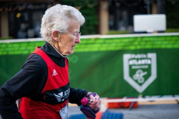 베티 린드버그(98) 할머니는 지난달 25일 조지아주 애틀랜타의 센테니얼 올림픽 파크서 열린 '2023 퍼블릭스 애틀랜타 마라톤' 5㎞ 부문에 출전, 59분6초 기록으로 결승선을 통과했다. 사진=러너스 월드