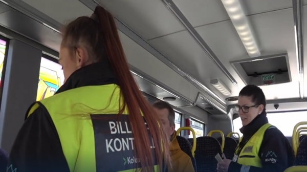 형광색 복장의 검표원들이 4~5명씩 불시에 버스 승객들의 티켓 여부를 확인하고 있다. 사진=NRK TV 보도화면 캡처