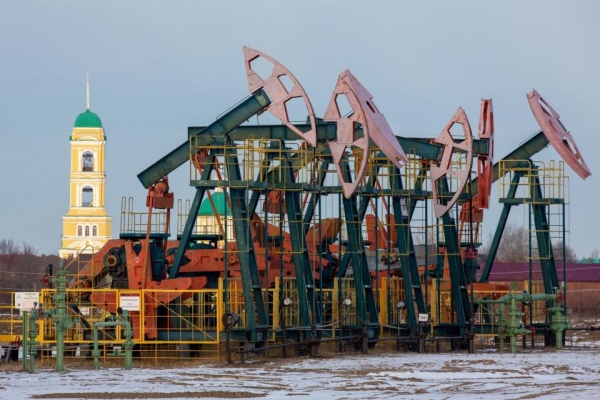 러시아는 하루 원유생산량을 당초 발표보다 40% 많은 70만 배럴을 생사는 것으로 알려졌다. 사진=블룸버그