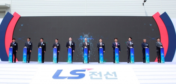 구자은 LS그룹 회장(왼쪽 6번째), 명노현 LS 대표(왼쪽 7번째), 구본규 LS전선 대표(왼쪽 5번째)가 LS전선 ‘HVDC 해저케이블 공장 준공식’에 참여했다.