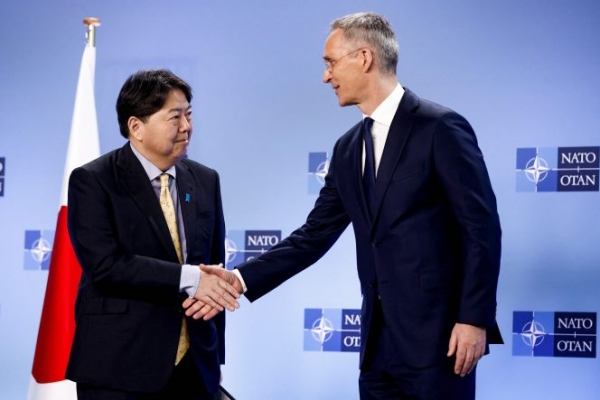 스톨텐베르크 나토 사무총장과 하야시 일본 외무상이 을 논의했다. 사진=AFP 연합뉴스
