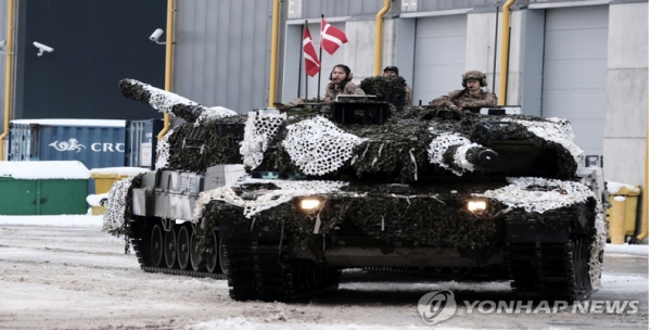덴마크 국기를 단 군인들이 최근 덴마크의 독일제 주력탱크 레오파드2에 올라 에스토니아에서 모습을 드러냈다. 사진=연합뉴스