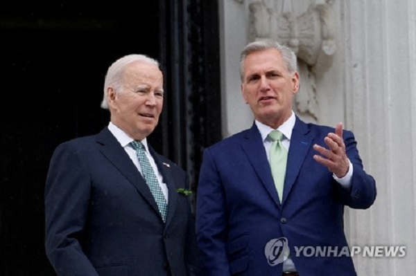 조 바이든 미국 대통령(사진 왼쪽)과 케빈 매카시 하원 의장(사진 오른쪽) 등 의회 지도자들과의 부채한도 협상 회담이 아무런 성과없이 마무리됐다. 사진=연합뉴스