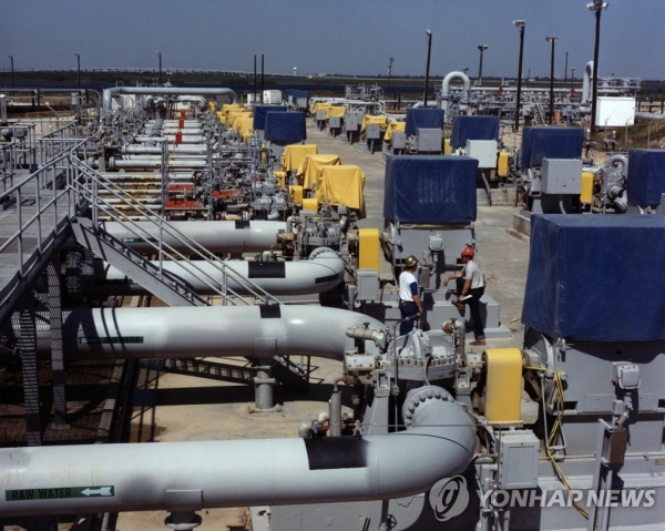 미 정부는 유가가 배럴당 67∼72달러 선일 때 석유 구입에 나선다는 방침이다. 사진=EPA/연합