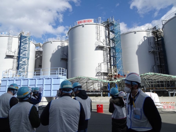도쿄전력 관계자들이 2월 2일 후쿠시마 제1원자력발전소에서 외신 기자들에게 오염수 저장탱크를 설명하고 있다.