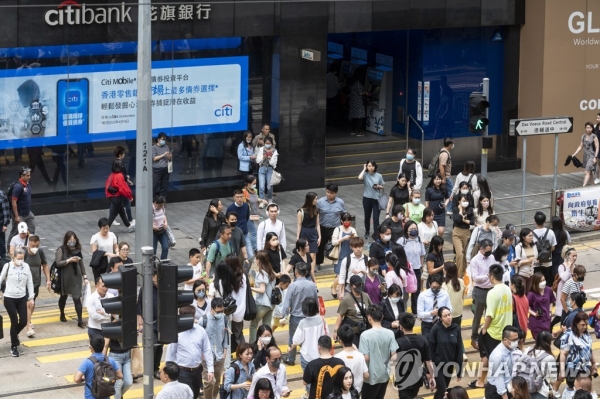 홍콩, 3년여만에 코로나19 대응 수준 가장 낮은 '경계'로 전환