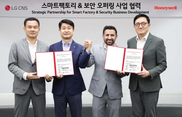 LG CNS 이진규 스마트팩토리사업부장(왼쪽 두번째)과 하니웰 HCCI 수닐 판디타 총괄매니저(왼쪽 세번째)가 스마트팩토리 사업협력 양해각서를 체결했다.