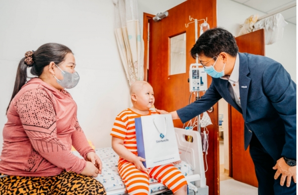 신한생명 베트남 직원이 호치민 시티 아동병원 소아환자를 방문, 선물을 전달하고 있다. 사진제공=신한생명 베트남