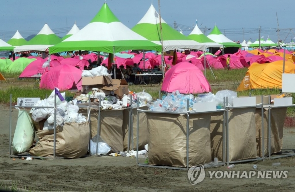 지난 4일 2023 새만금 세계스카우트잼버리가 열리는 전북 부안군 잼버리 야영장 내에 쓰레기와 재활용품이 가득차 있다. 사진=연합뉴스