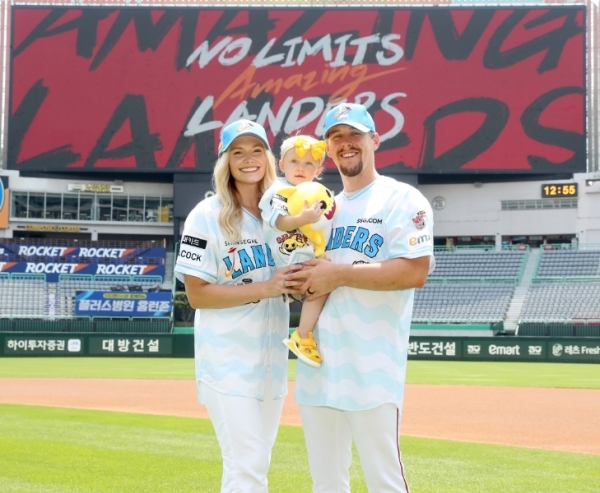 아기상어 유니폼을 입은 SSG랜더스의 투수 커크 맥카티와 가족 이미지. 사진제공=신세계