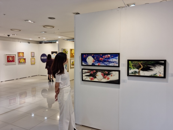 롯데마트 송파점 2층 특별 전시장에서 미술 작품을 바라보고 있는 고객의 모습. 사진제공=롯데마트