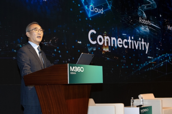 KT 김영섭 대표가 서울 중구 웨스틴조선호텔에서 열린 GSMA M360 APAC 콘퍼런스에서 ‘통신사 주도 디지털 패러다임 전환’을 주제로 기조연설을 하고 있다.