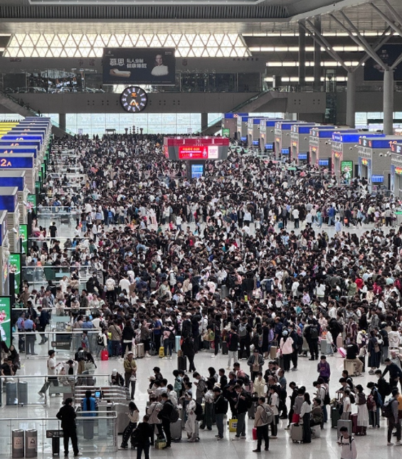 중국의 올해 추석 연휴기간 1억 9000만 명이 전국 철도를 이용할 것으로 전망된다. 사진은 지난 29일 베이징역 대합실 모습. 사진=웨이보캡처