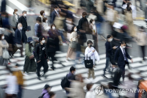 일본 내각부는 6일 열린 경제재정자문회의에서 2050년에 1인당 평균 간병비가 2019년과 비교해 75% 늘어나 23만5000엔(약 204만원)에 달할 것이라는 분석 결과를 제시했다. 사진=EPA/연합