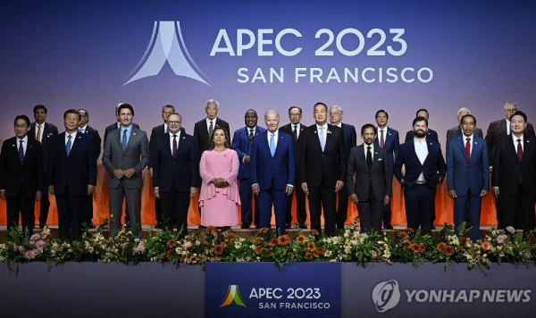 아시아태평양경제협력체(APEC) 21개 회원국 정상들은 17일(현지시간) '2023 골든게이트 선언'으로 불리는 선언에서 무역 확대와 자유화, 부패 척결, 기후변화 대응을 위해 지속적으로 노력한다는 데 합의했다.