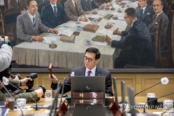 이창용 한국은행 총재가 30일 서울 중구 한국은행에서 열린 금융통화위원회에서 의사봉을 두드리고 있다.