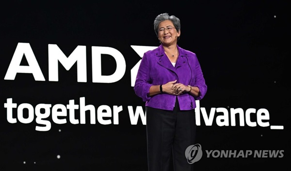 6일(현지시간) AMD는 어드밴싱AI 행사에서 생성형 AI 시장에 특화된 반도체 가속기 '인스팅트 MI300' 시리즈를 공개했다. 사진은 리사 수 AMD 회장 겸 최고경영자(CEO). 사진=연합뉴스
