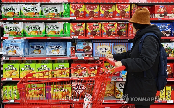 서울 한 대형마트에 진열된 과자 상품. 사진=연합뉴스