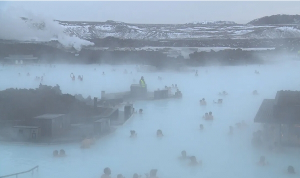 현지시간 지난 1월 6일 재개장한 아이슬란드 블루라군(Blue Lagoon) 지열온천 모습. 사진=아이슬란드 공영방송 RUV 캡처